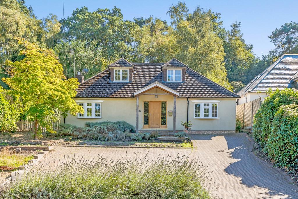 Upper Bourne Lane, Boundstone, Farnham, GU10 4 bed detached house £
