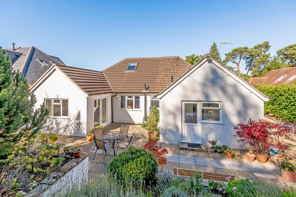 Upper Bourne Lane, Boundstone, Farnham, GU10 4 bed detached house £