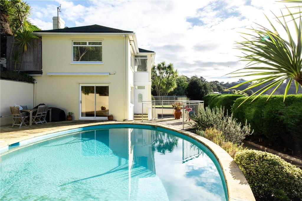 Exterior / Pool