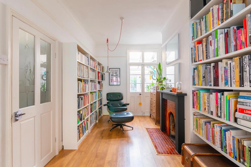 TEERTSYBUR95 - Lounge B.jpg