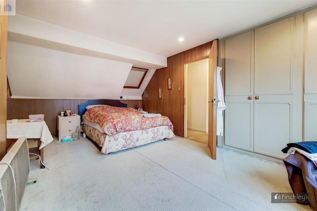 18 Main Bedroom-0.jpg