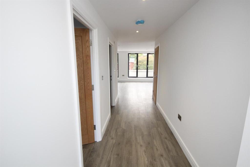 Hutton Road, Shenfield 2 bed apartment £1,600 pcm (£369 pw)