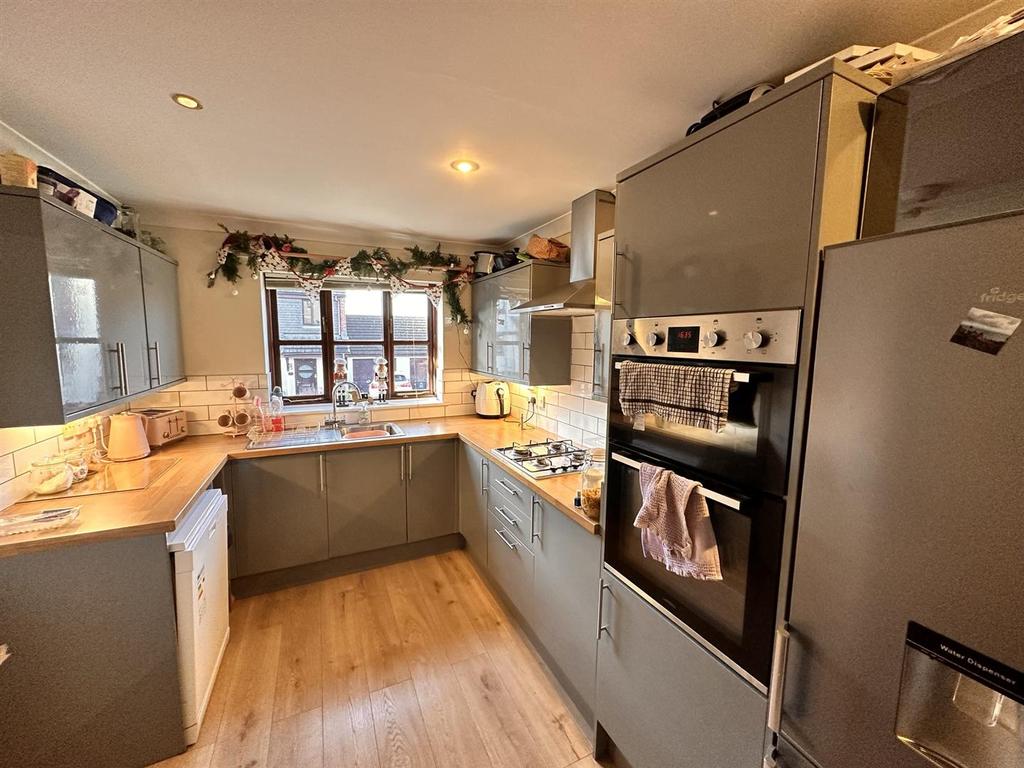 Seymour Drive, Dartmouth 3 bed house £950 pcm (£219 pw)