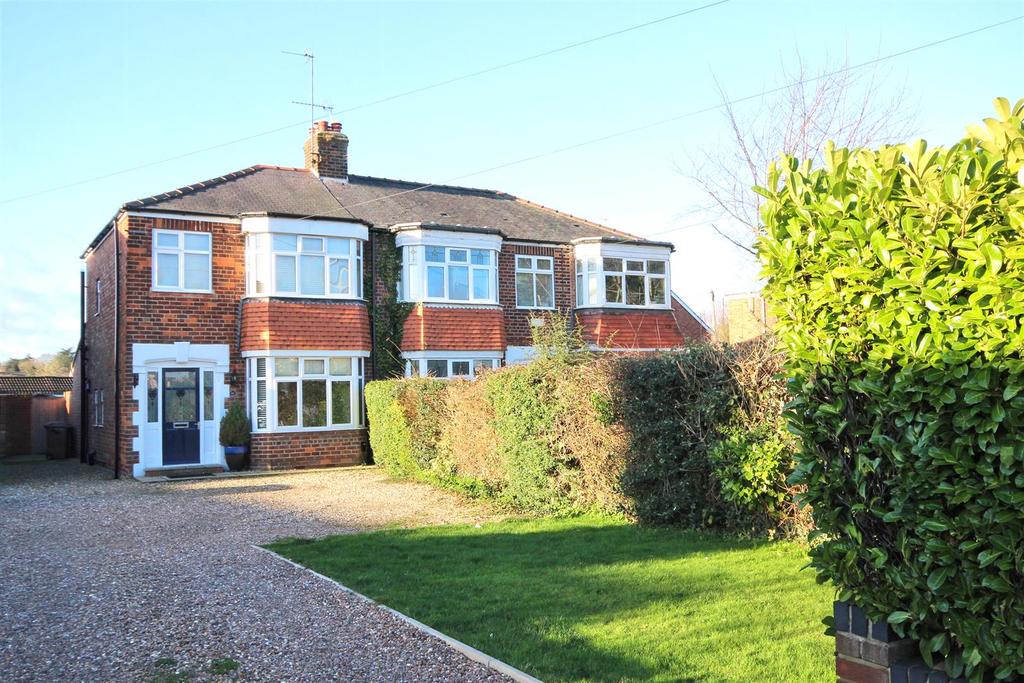 Woodhall Way, Beverley 3 bed semidetached house £325,000