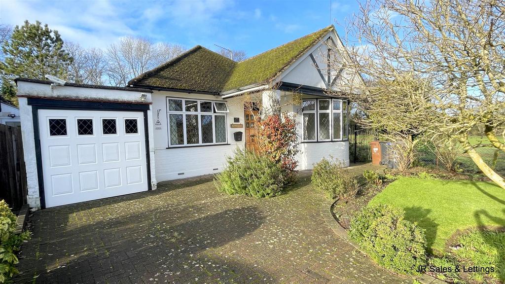 The Meadway, Cuffley 3 bed detached bungalow £745,000