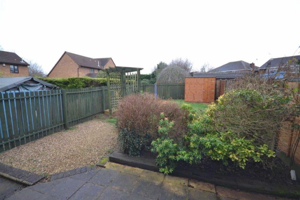 Rosewood, Crowhill, Nuneaton 2 bed end of terrace house £795 pcm (£183 pw)