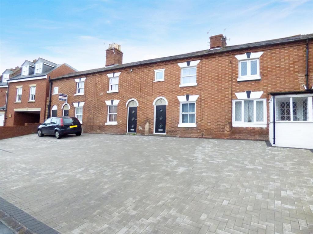 Birmingham Road, StratforduponAvon 2 bed end of terrace house £895