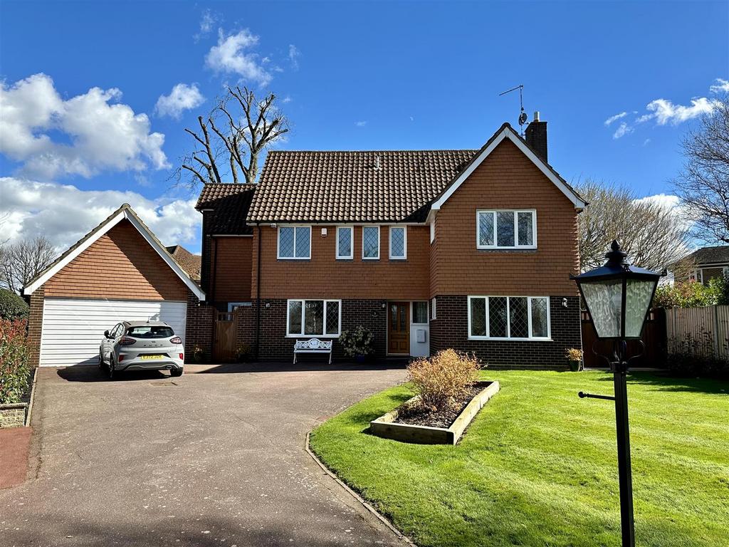 Pinecroft, Hutton Mount, Brentwood 4 bed detached house for sale £