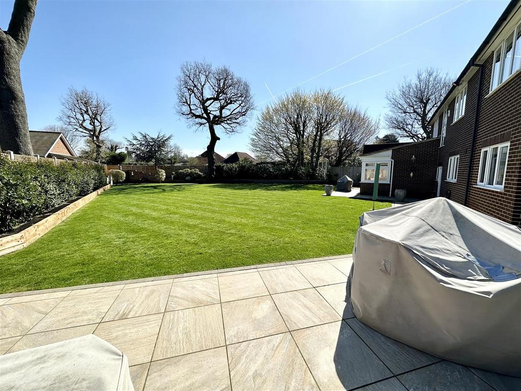 Pinecroft, Hutton Mount, Brentwood 4 bed detached house for sale £