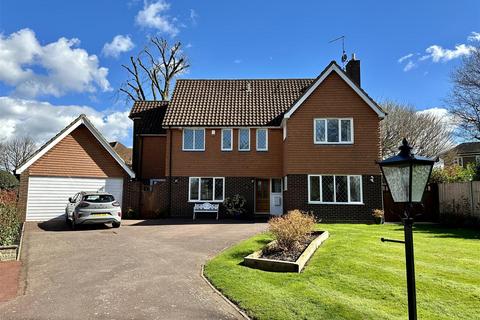 5 Pinecroft, Hutton Mount, Brentwood, CM13 2PG