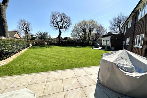 5 Pinecroft, Hutton Mount, Brentwood, CM13 2PG