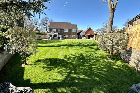 5 Pinecroft, Hutton Mount, Brentwood, CM13 2PG