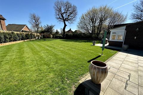 5 Pinecroft, Hutton Mount, Brentwood, CM13 2PG