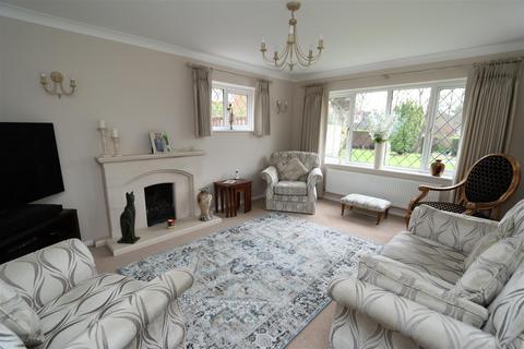 5 Pinecroft, Hutton Mount, Brentwood, CM13 2PG