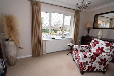 5 Pinecroft, Hutton Mount, Brentwood, CM13 2PG