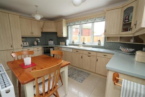 5 Pinecroft, Hutton Mount, Brentwood, CM13 2PG