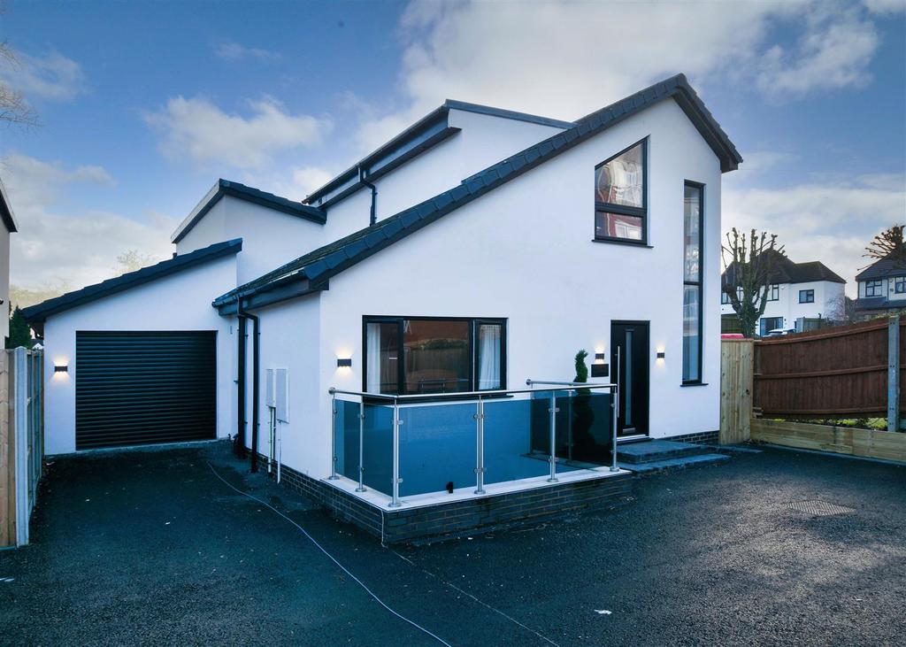 83C Goldthorn Hill, Wolverhampton 4 bed detached house £3,000 pcm (£