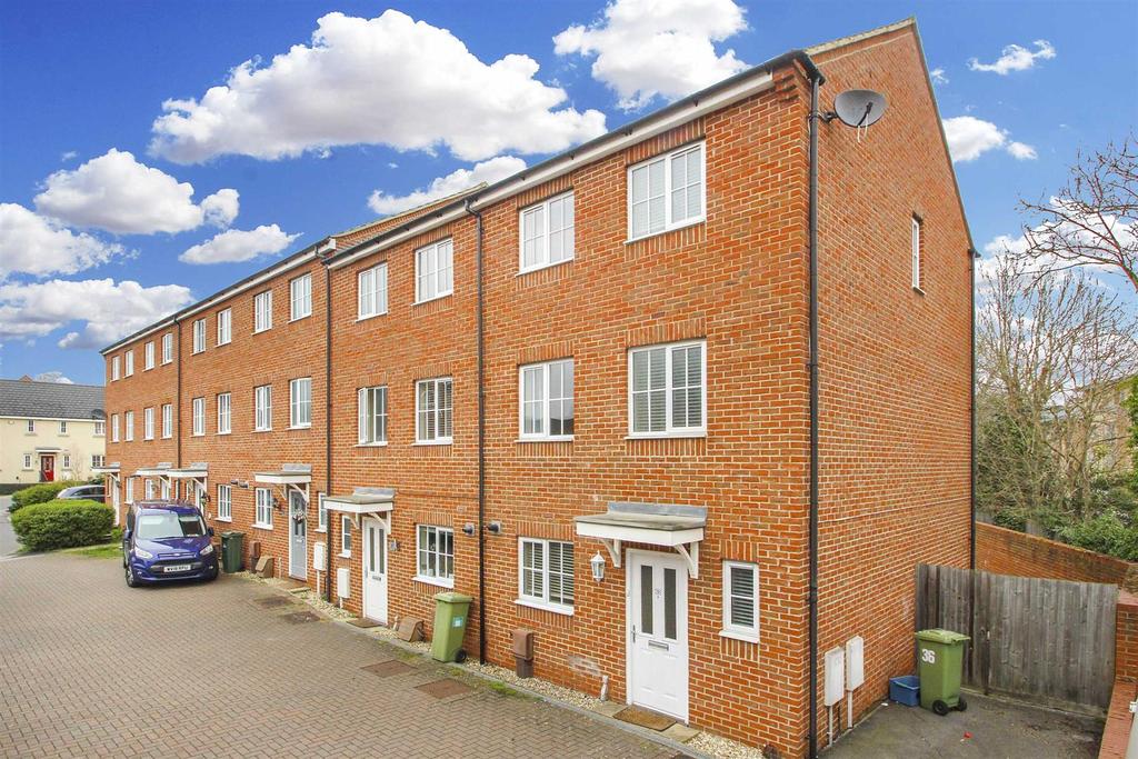 Downing Close, Bletchley 4 bed townhouse £1,595 pcm (£368 pw)