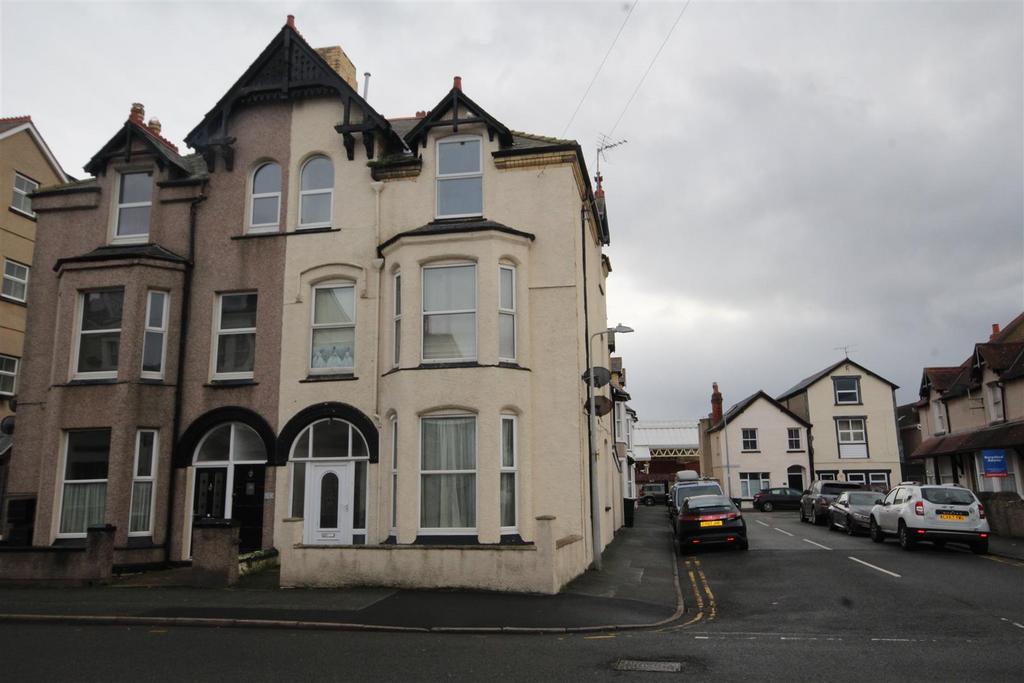 Trinity Avenue, Llandudno 2 bed flat for sale £105,000