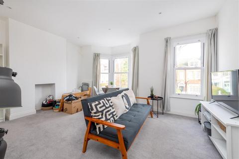2 bedroom flat to rent, Deodar Road, Putney
