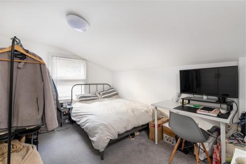 2 bedroom flat to rent, Deodar Road, Putney