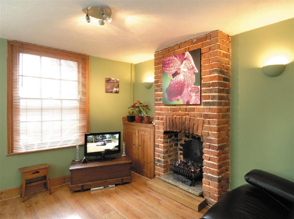 Burndell Road, Yapton 3 bed terraced house £1,150 pcm (£265 pw)