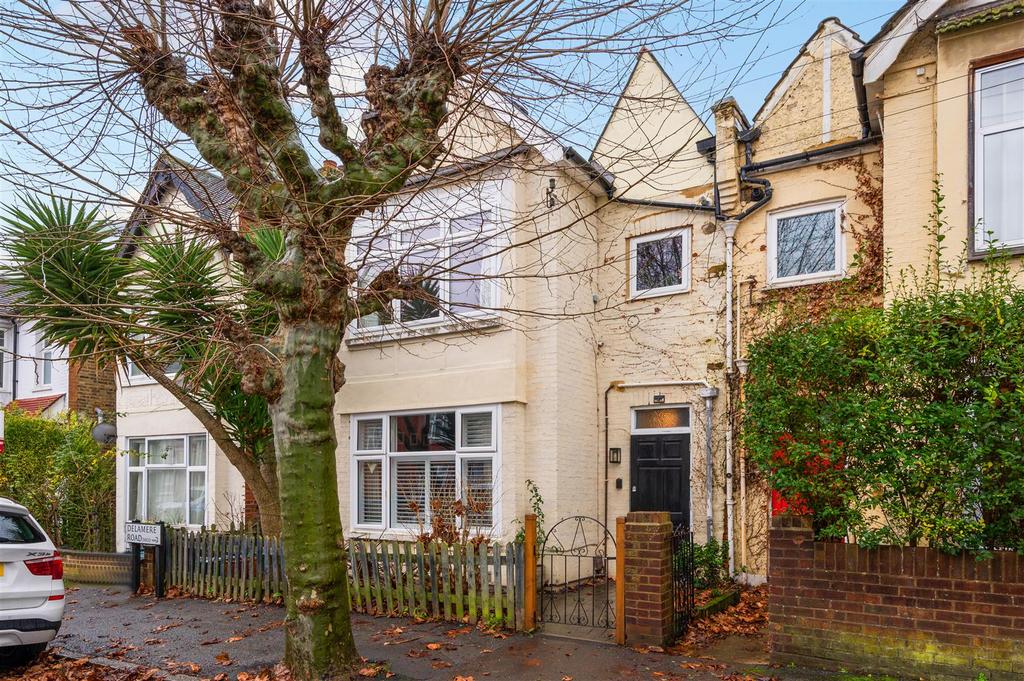 Delamere Road, Wimbledon, SW20 2 bed apartment £550,000
