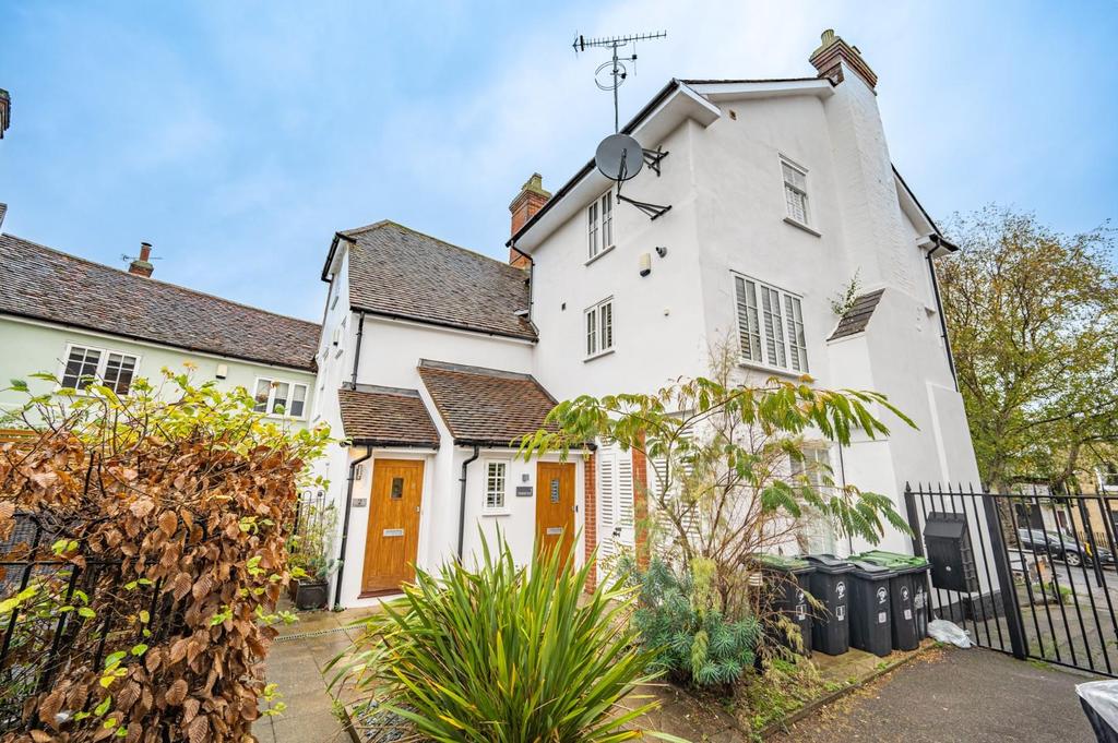 Livermore Lane, Dunmow 3 bed duplex £1,600 pcm (£369 pw)
