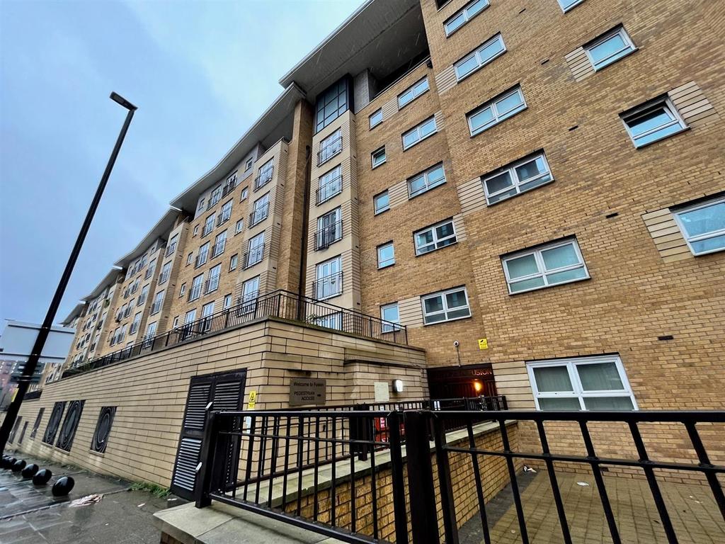 Fusion Core 2, 16 Middlewood Street... 2 bed flat £900 pcm (£208 pw)