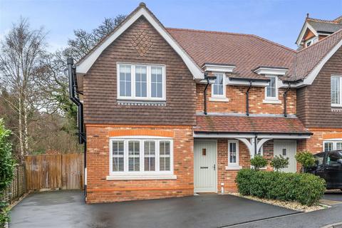 20b Critchmere Hill, Haslemere, GU27 1LS