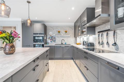 20b Critchmere Hill, Haslemere, GU27 1LS