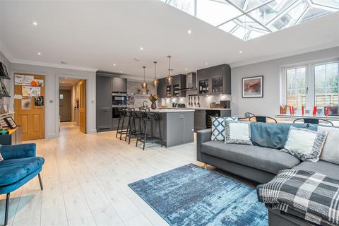 20b Critchmere Hill, Haslemere, GU27 1LS