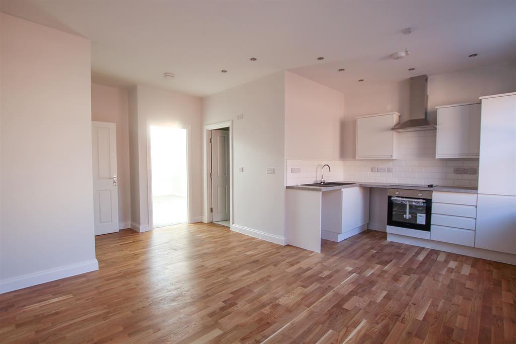 Market Cross, Selby 2 bed flat £800 pcm (£185 pw)