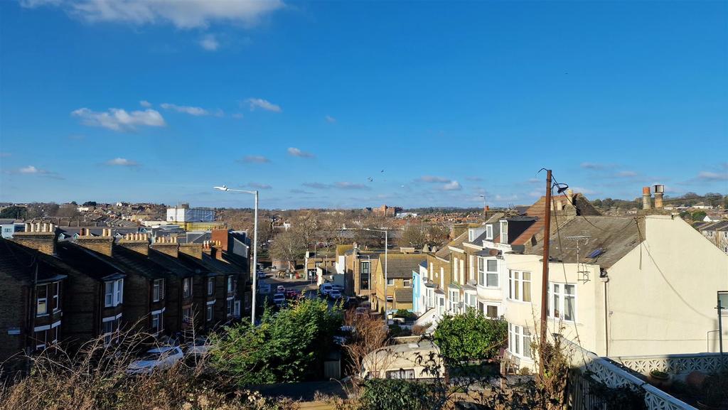 Avenue Road, Ramsgate 2 bed apartment £775 pcm (£179 pw)