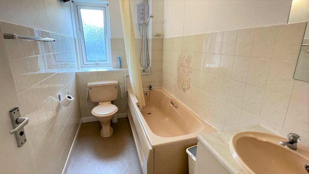 Tiled 3 piece bathroom