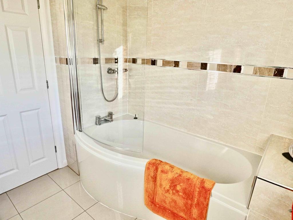 Luxurious bathroom (rear)