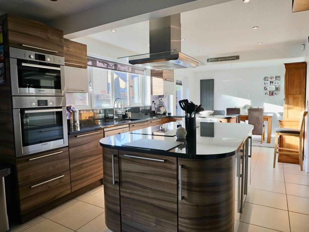 Luxurious breakfast/kitchen/dining room (rear)