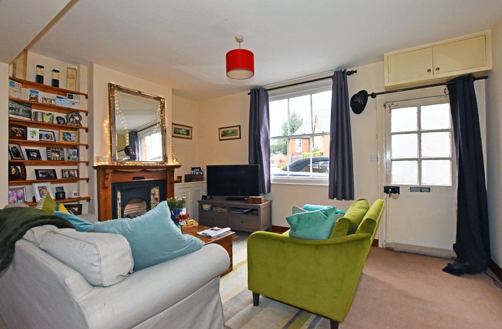 Richmond Road, Towcester, NN12 3 bed terraced house £900 pcm (£208 pw)