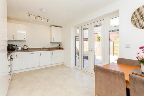 2 Apollo Close, Aylesbury, HP18 1AP