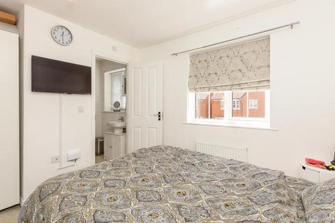 2 Apollo Close, Aylesbury, HP18 1AP
