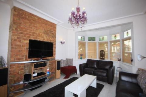 3 bedroom terraced house to rent, Hastings Avenue, Ilford