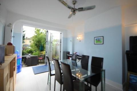 3 bedroom terraced house to rent, Hastings Avenue, Ilford