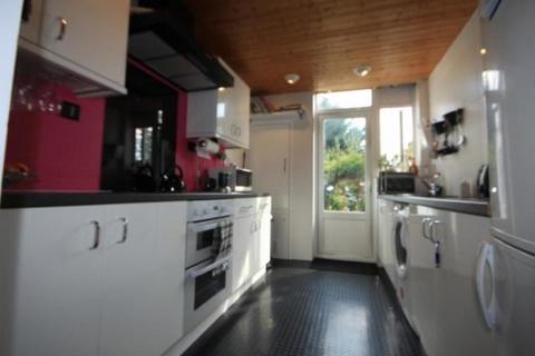 3 bedroom terraced house to rent, Hastings Avenue, Ilford