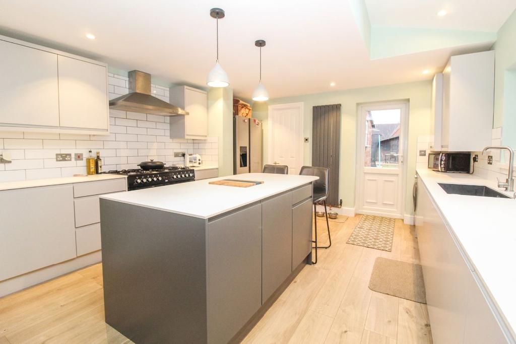 King Street, Kempston 3 bed semidetached house £300,000