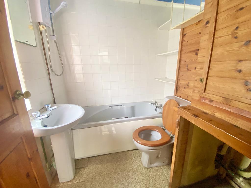 Jelbert Way, Eastern Green, Penzance... 2 bed flat £90,000