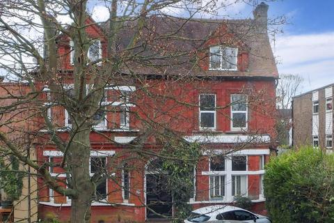 43d Eaton Road, Sutton, SM2 5ED