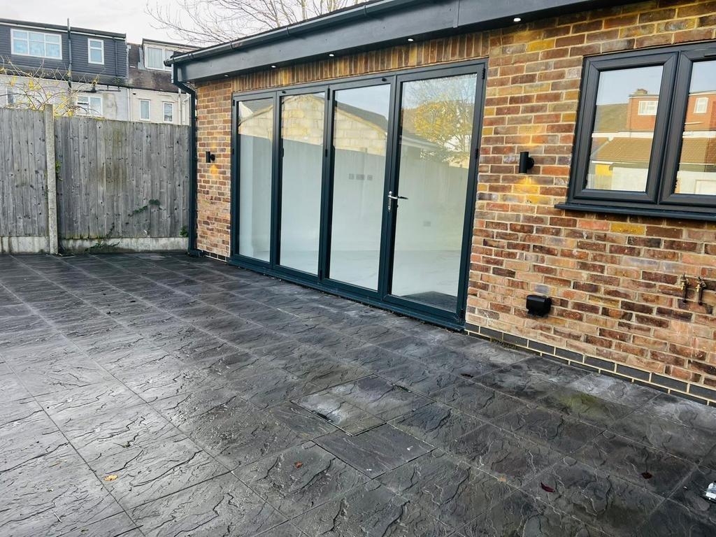 Westernville Gardens, Newbury Park 4 bed property £3,400 pcm (£785 pw)