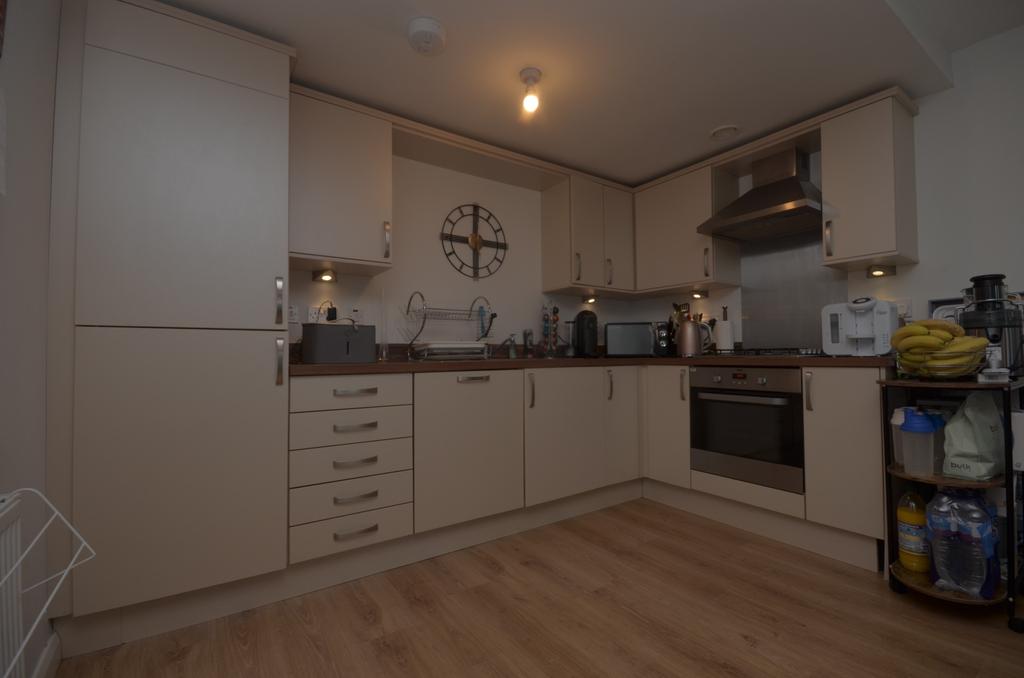 6 Riverside View, Balloch, WDC, G83 8NP 2 bed flat £750 pcm (£173 pw)