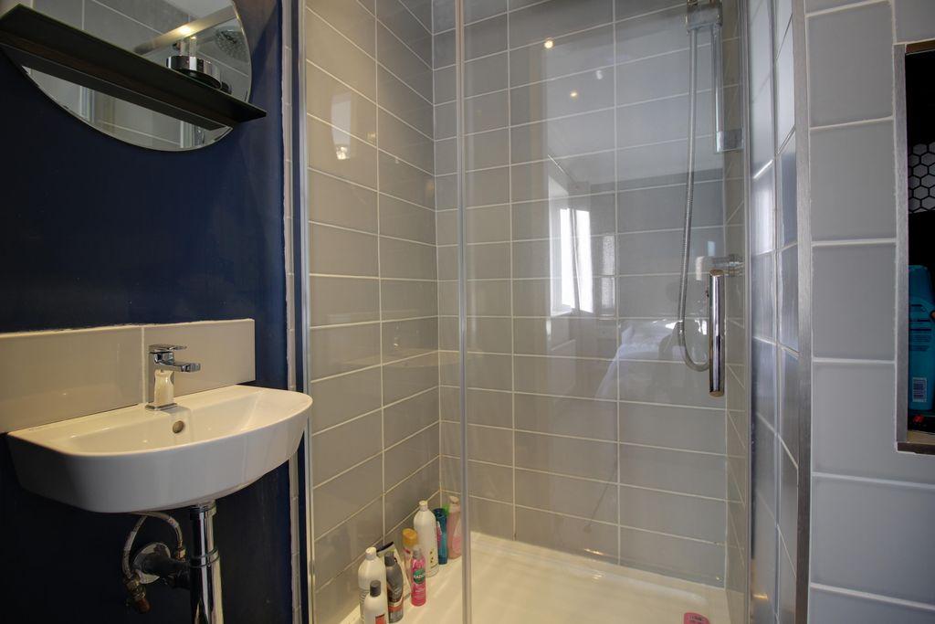 Ensuite to Bed 1