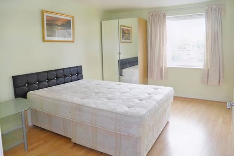 2 bedroom flat to rent, Highfield Road, Feltham TW13